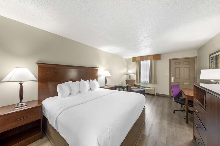 1 Queen Bed High Speed Internet Accessible Microwave and Refrigerator, Coffee Maker Iron and Ironing Board Hairdryer Full Breakfast (14 of 18)