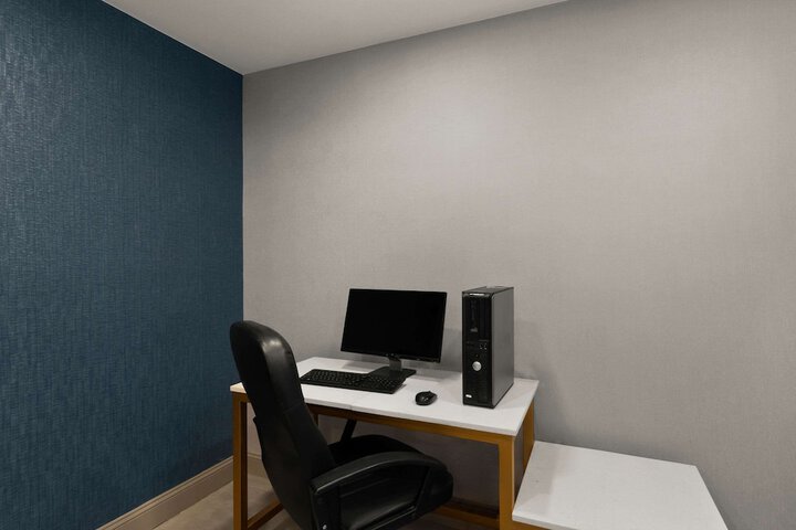 Business Center 29 of 34