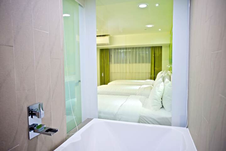 Room 13 of 42