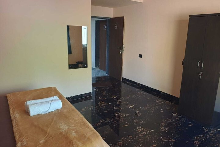 Room 5 of 16