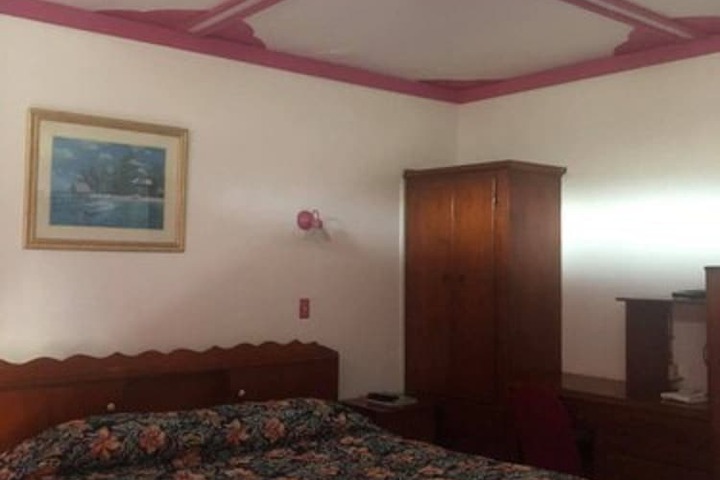 Room 8 of 18