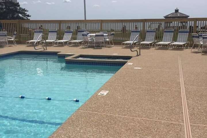 Swimming pool at Mariners Point Resort
