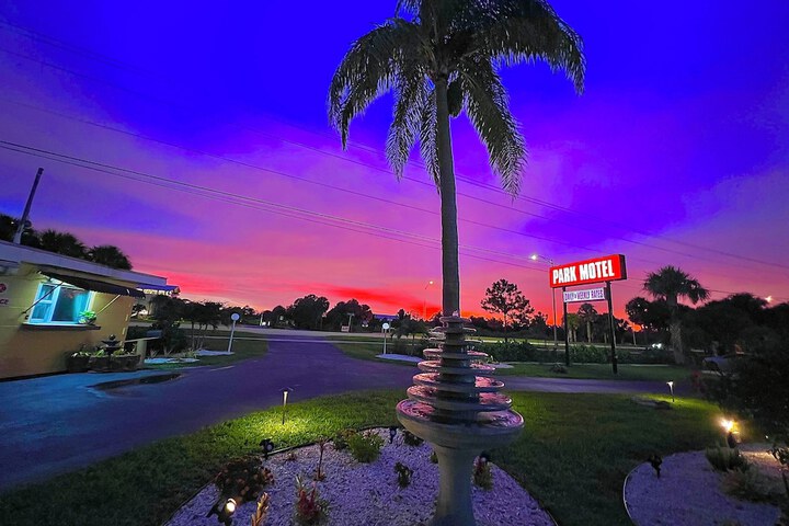 Hotel Exterior 25 of 31