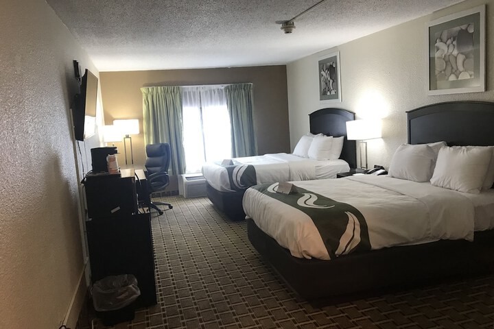 2 Queen Beds (1 of 3)