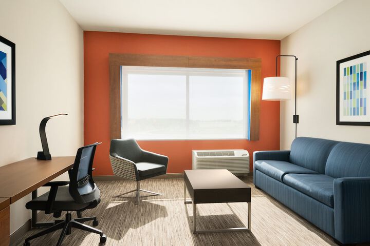 1 King Bed Standard Comm Accessible (13 of 13)