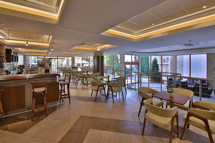 Lounge 49 of 69