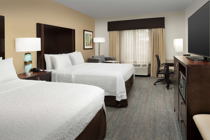 2 Queen Beds (1 of 15)