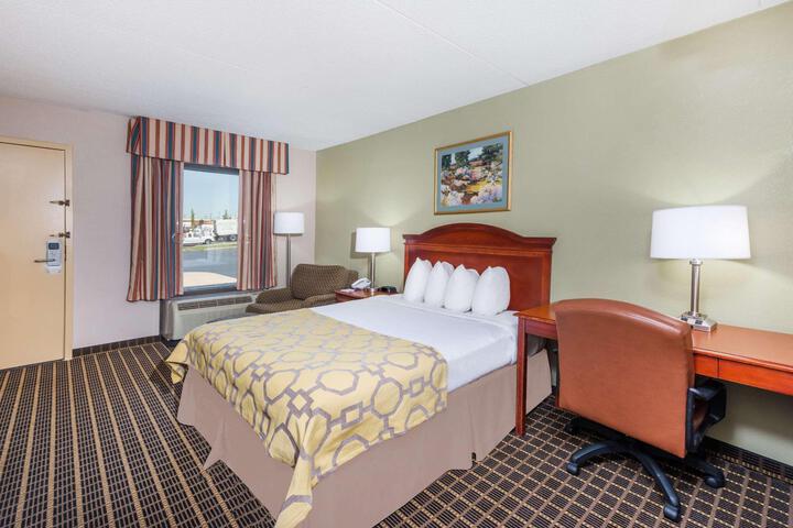 1 Queen Bed Accessible Room (3 of 5)