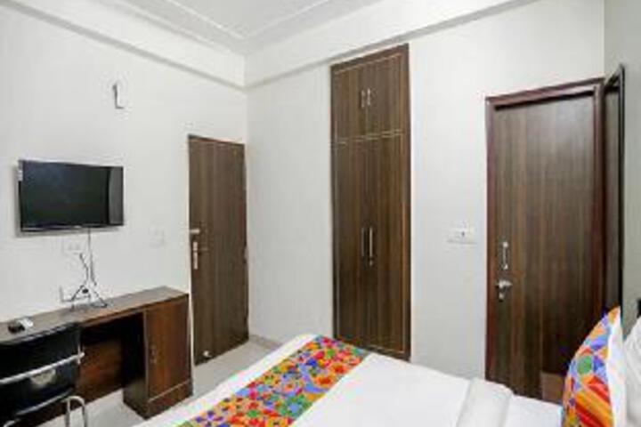 Room 10 of 24