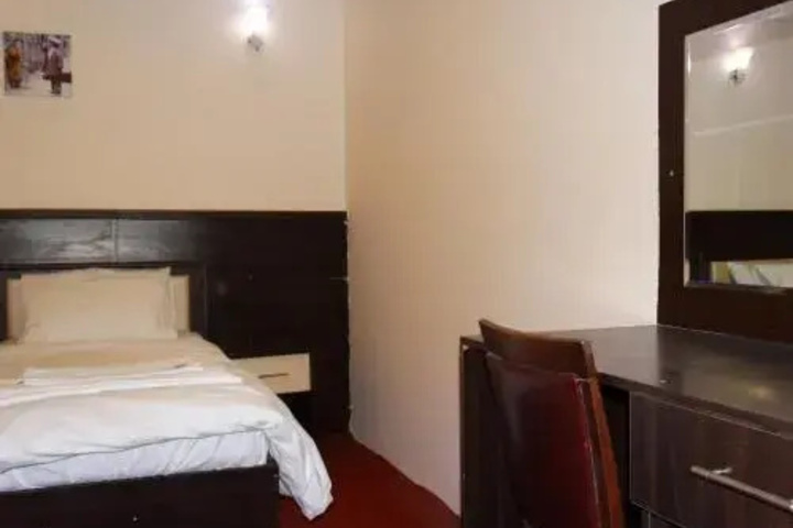 Room 4 of 17