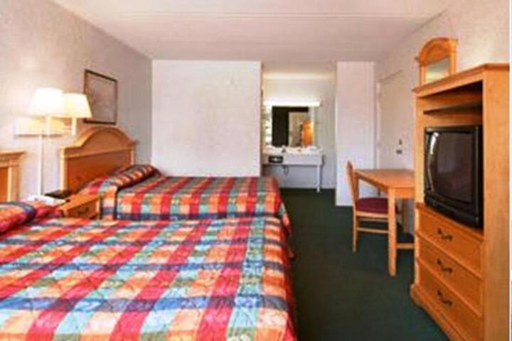 2 Double Beds (3 of 4)