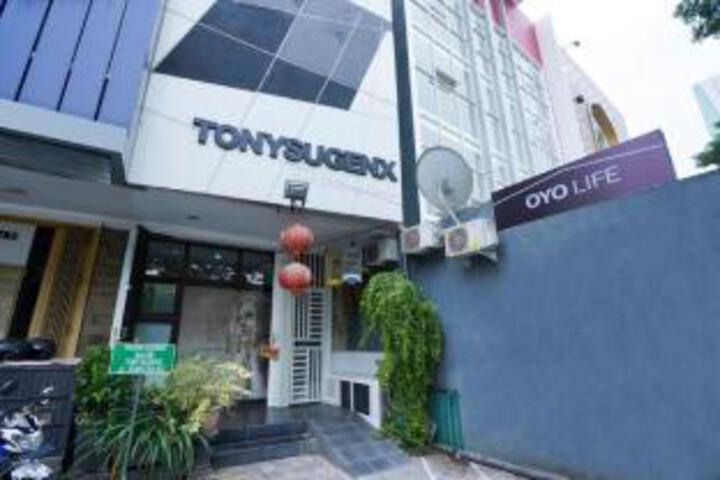 OYO Life 2516 Tonysugenx Residence