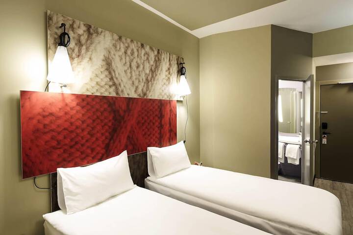 Room 3 of 34