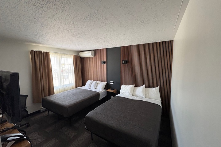 Room 4 of 9