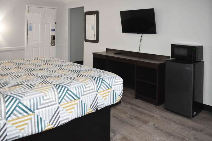 Deluxe King Room (2 of 10)