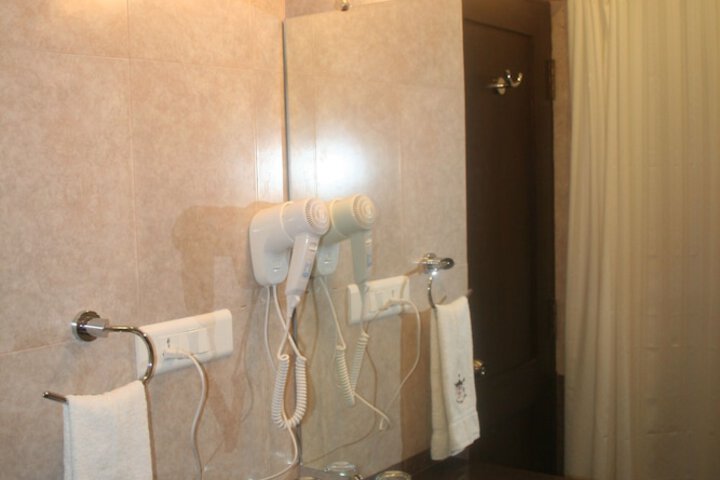 Room 6 of 12