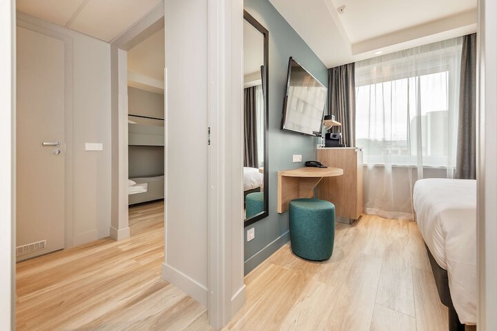 Room 6 of 74