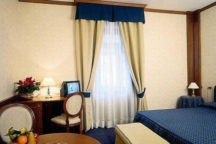 Room 8 of 18