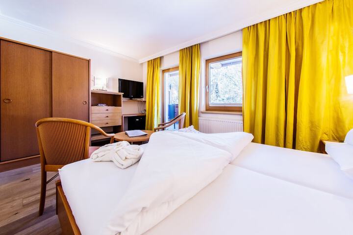 Room 5 of 109