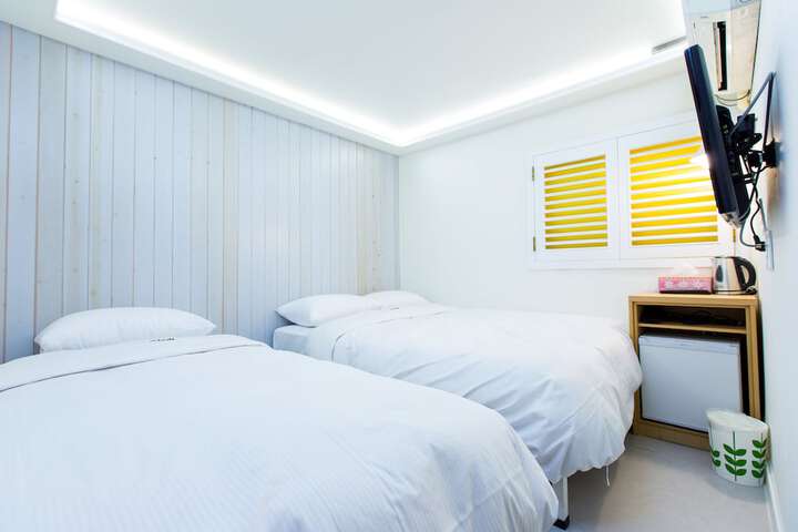 Room 3 of 41