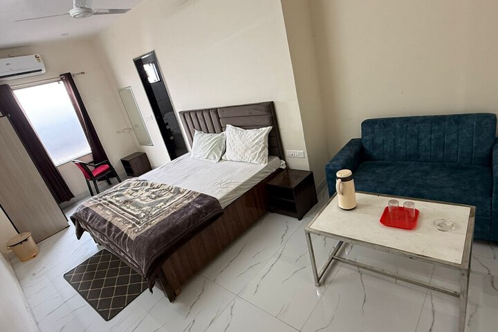 Room 4 of 18
