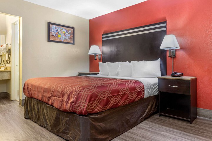 1 King Bed (4 of 7)