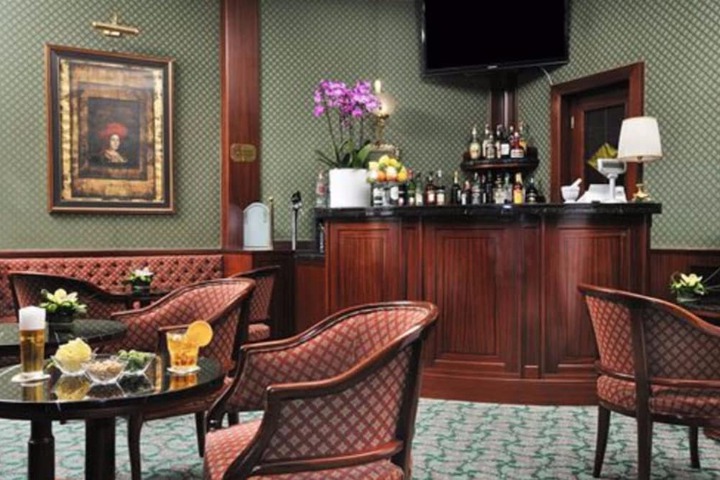 Lounge 45 of 65