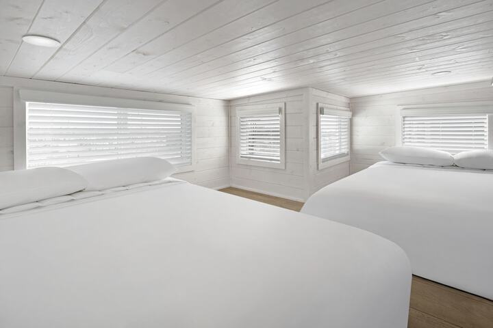 Room 6 of 28