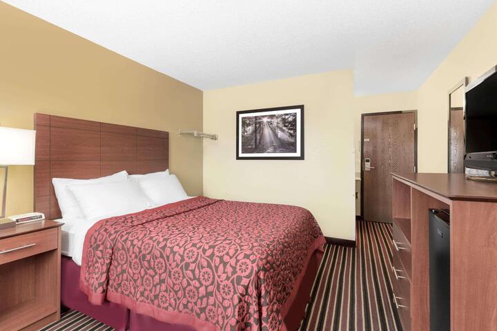 1 Queen Bed (2 of 29)