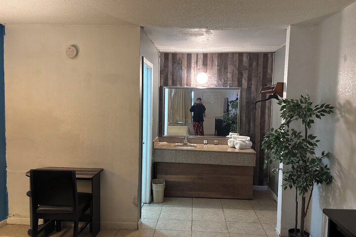 Room 11 of 14