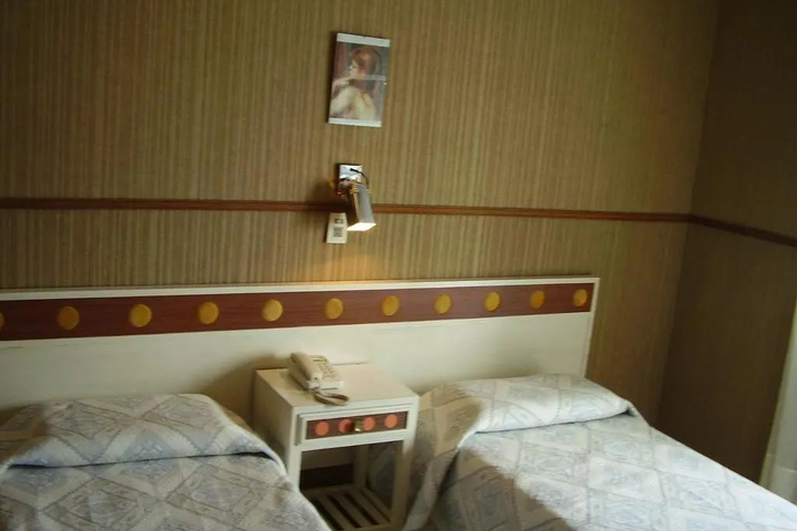 Room 4 of 14