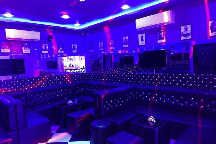 Lounge 76 of 105