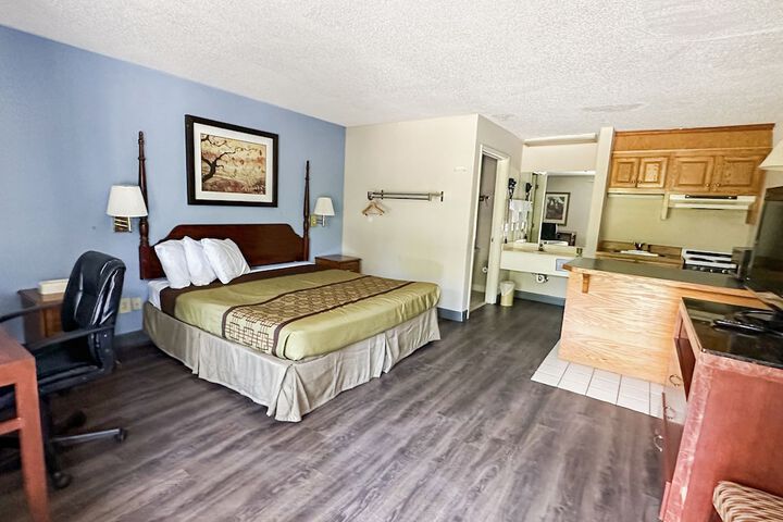 1 King Bed (4 of 13)