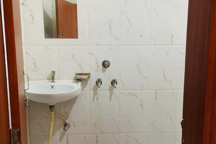 Room 4 of 9