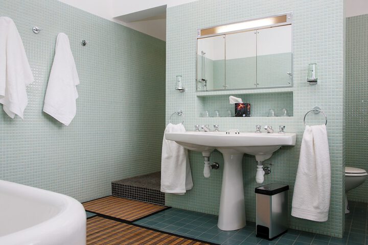 Room 16 of 38