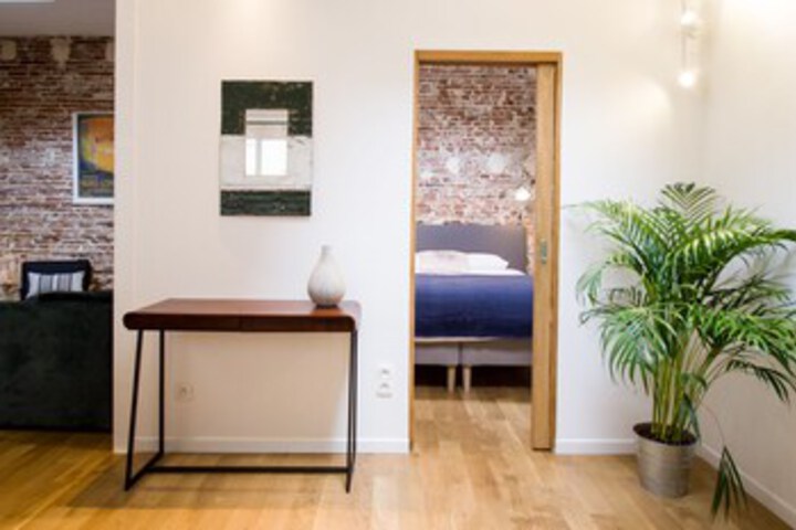 Room 5 of 16