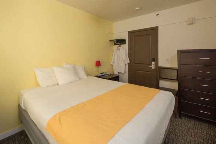 Interior Queen Room (4 of 6)