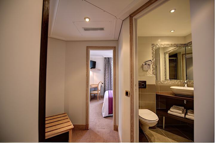 Room 3 of 86