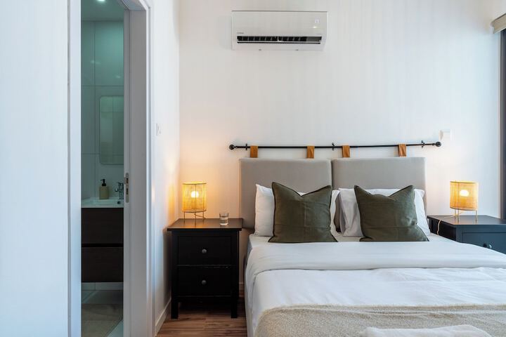 Room 3 of 210