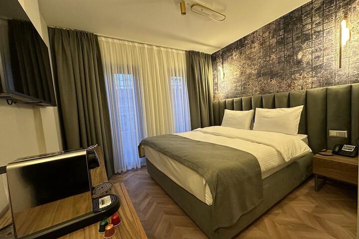 Room 13 of 33