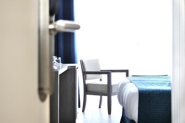 Room 8 of 80