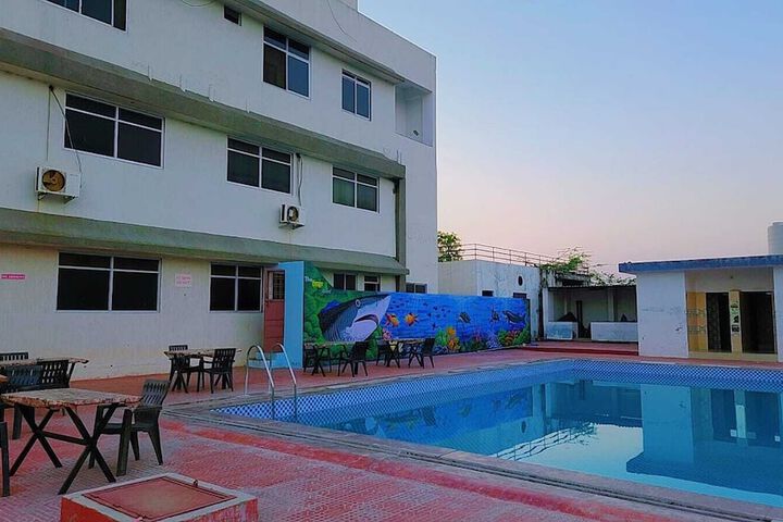 Pool 7 of 15