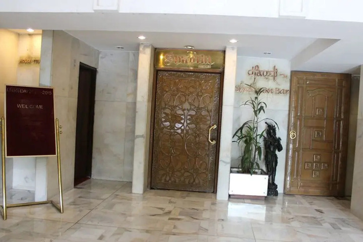 OYO PREMIUM SECTOR 26 MADHYA MARG