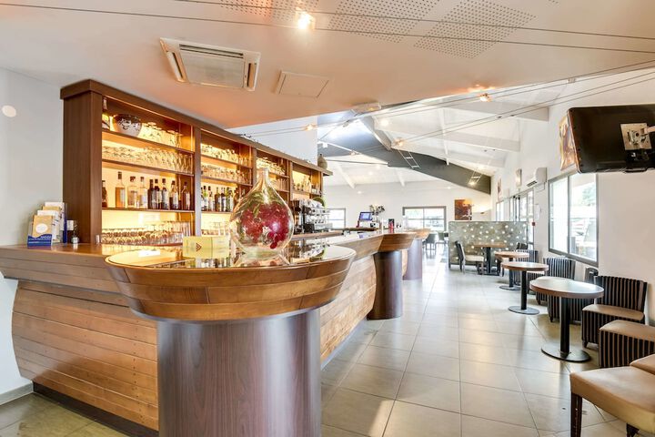 Lounge 23 of 27