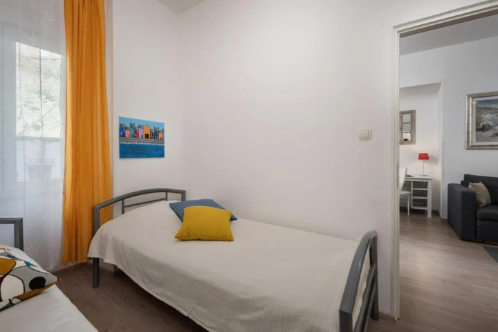 Room 5 of 11