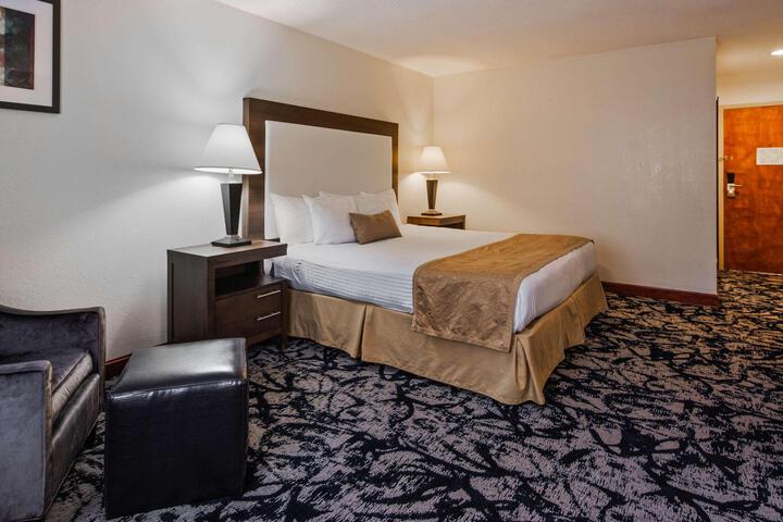 1 King Bed Microwave and Refrigerator WiFi Full Breakfast (3 of 7)