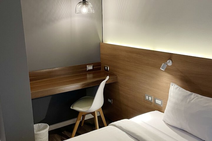 Room 9 of 37