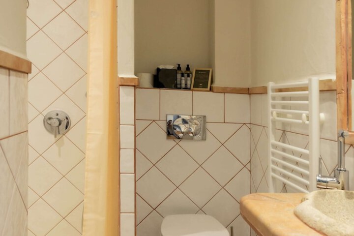 Room 102 of 155