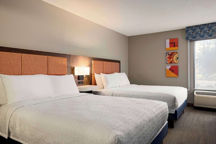 2 Queen Beds (2 of 3)