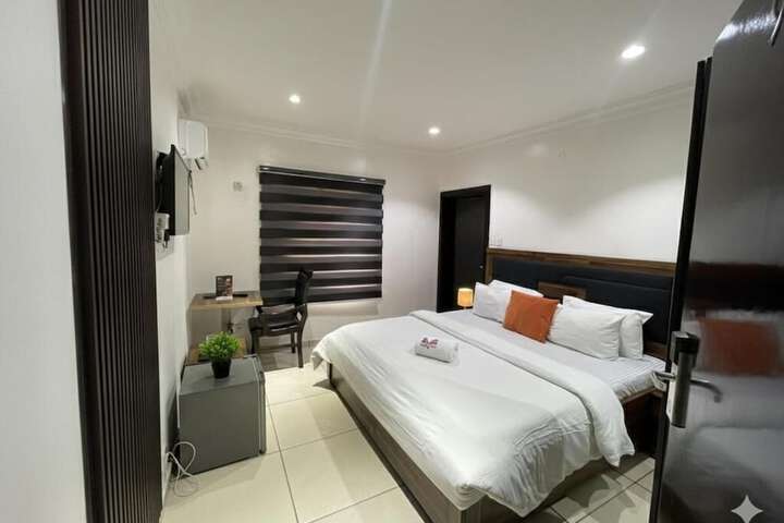 Room 10 of 18